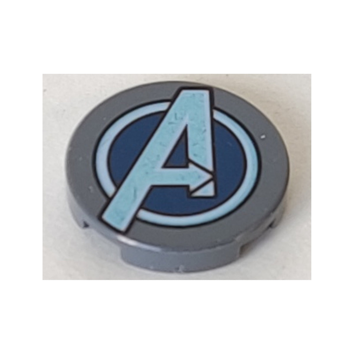 LEGO® Tile, Round 2 x 2 with Bottom Stud Holder with Dark Blue and Metallic Light Blue Avengers Logo Pattern 14769pb0259 dunkelgrau