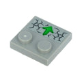 LEGO® Tile, Modified 2 x 2 with Studs on Edge with Cracks and Green Arrow Pointing Away from Studs Pattern (Sticker) - Sets 71717 / 71719 / 71721 / 71722 33909pb004 hellgrau