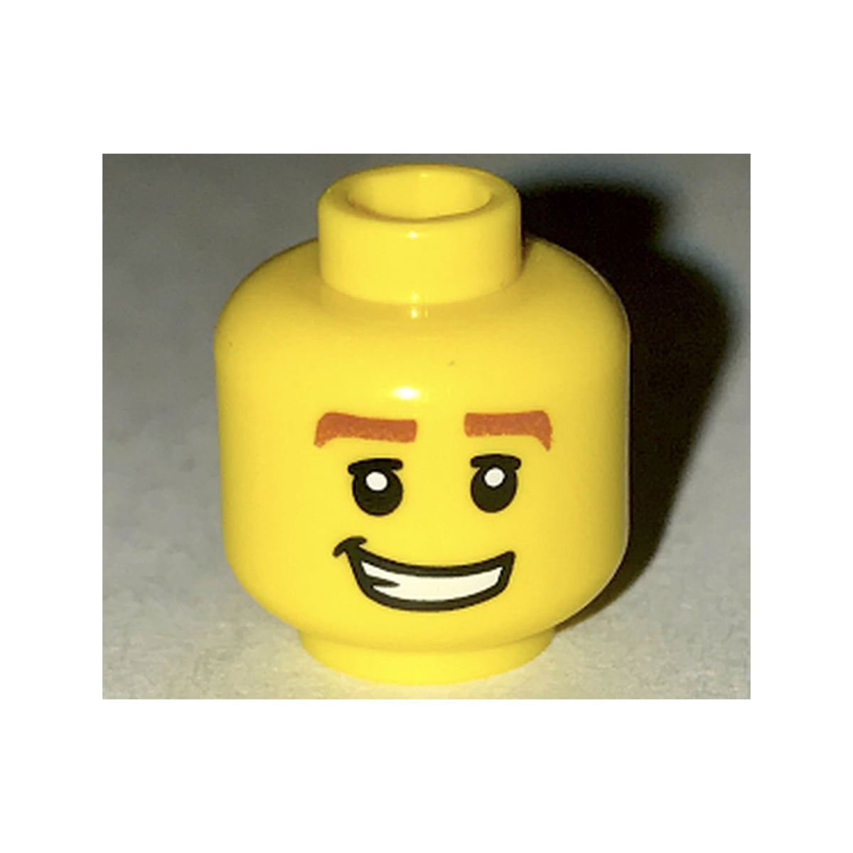 LEGO® Minifigure, Head Male Thick Reddish Brown Eyebrows, White Pupils and Lopsided Grin with Teeth Pattern 3626pb0510 gelb