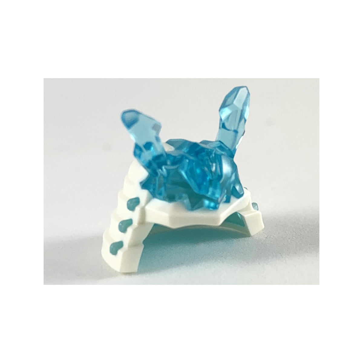 LEGO® Minifigure, Headgear Helmet Ninja (Ninjago Samurai) with Molded Trans-Light Blue Crystal Horns Pattern 41153pb01 weiss
