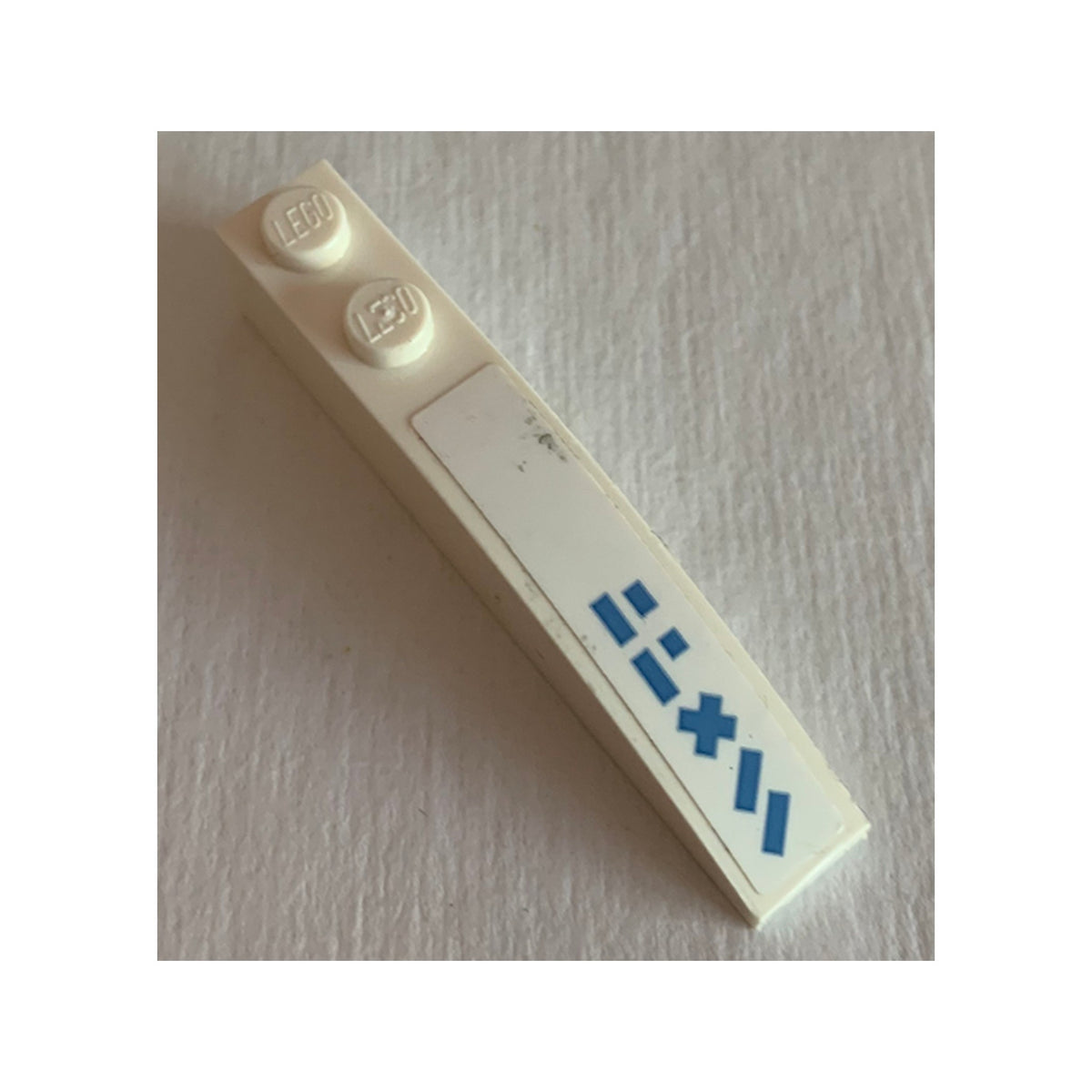 LEGO® Slope, Curved 6 x 1 with 2 Studs with Medium Blue Stripes, 'X' and Lines Pattern Model Left Side (Sticker) - Set 70616 42022pb38L weiss