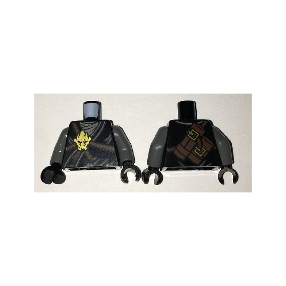 LEGO® Torso Ninjago Brown Rope, Gold Medallion and Gray Undershirt Front, Scabbards on Back Pattern / Dark Bluish Gray Arms / Black Hands 973pb2515c01 schwarz