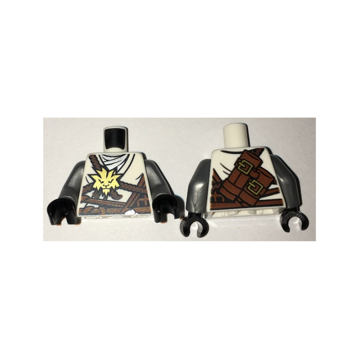 LEGO® Torso Ninjago Brown Rope, Gold Medallion and Silver Undershirt Front, Scabbards on Back Pattern / Flat Silver Arms / Black Hands 973pb2518c01 weiss