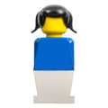 LEGO® Minifigur LEGOLAND torse bleu, jambes blanches, cheveux tresses noires old020 – Usagé